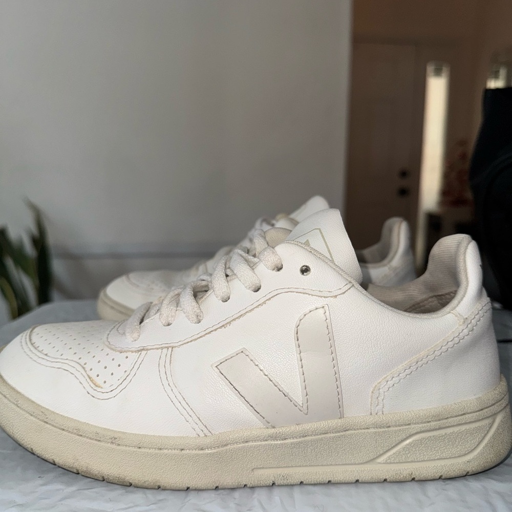 Veja V-10 Size 6